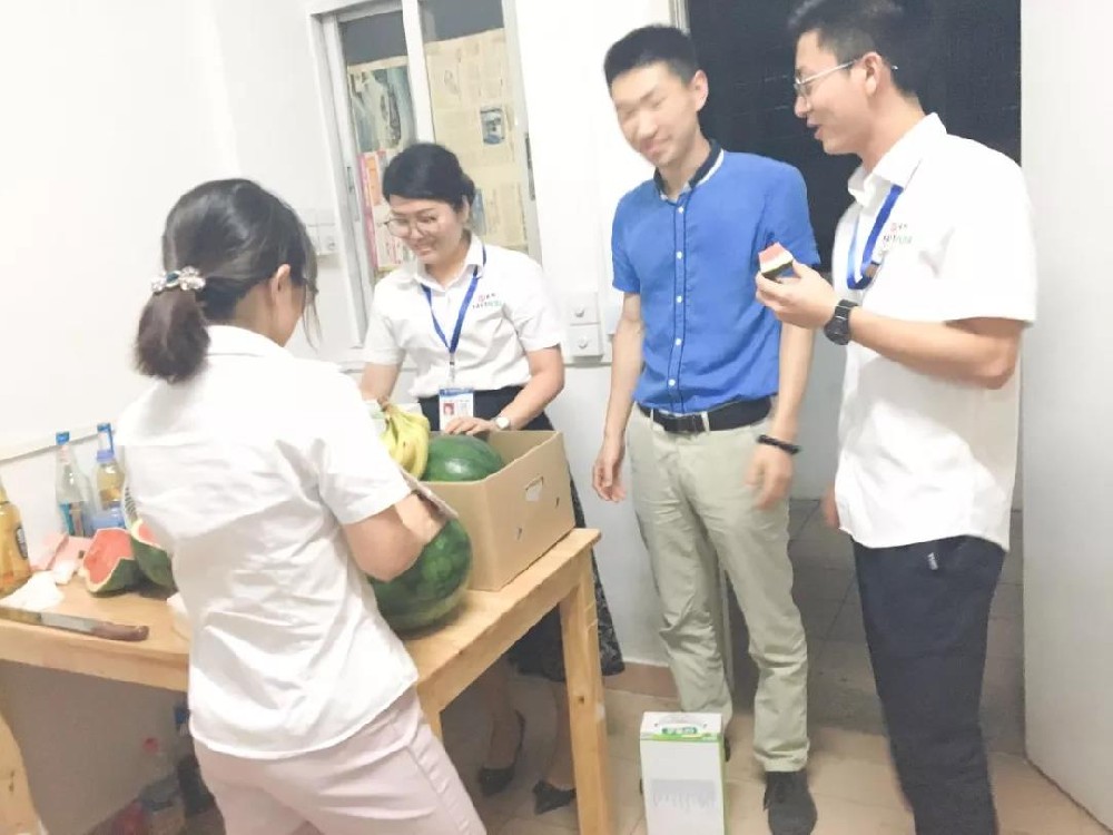 炎炎夏日 清凉更显温暖 靖邦领导慰问员工！